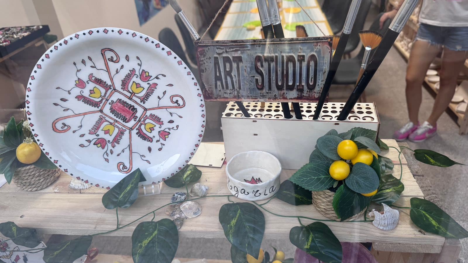 Ръчно рисувана чиния, купичка и табела ART STUDIO на витрината