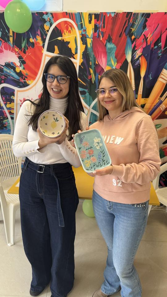 Работна маса с полузавършени керамични предмети и материали