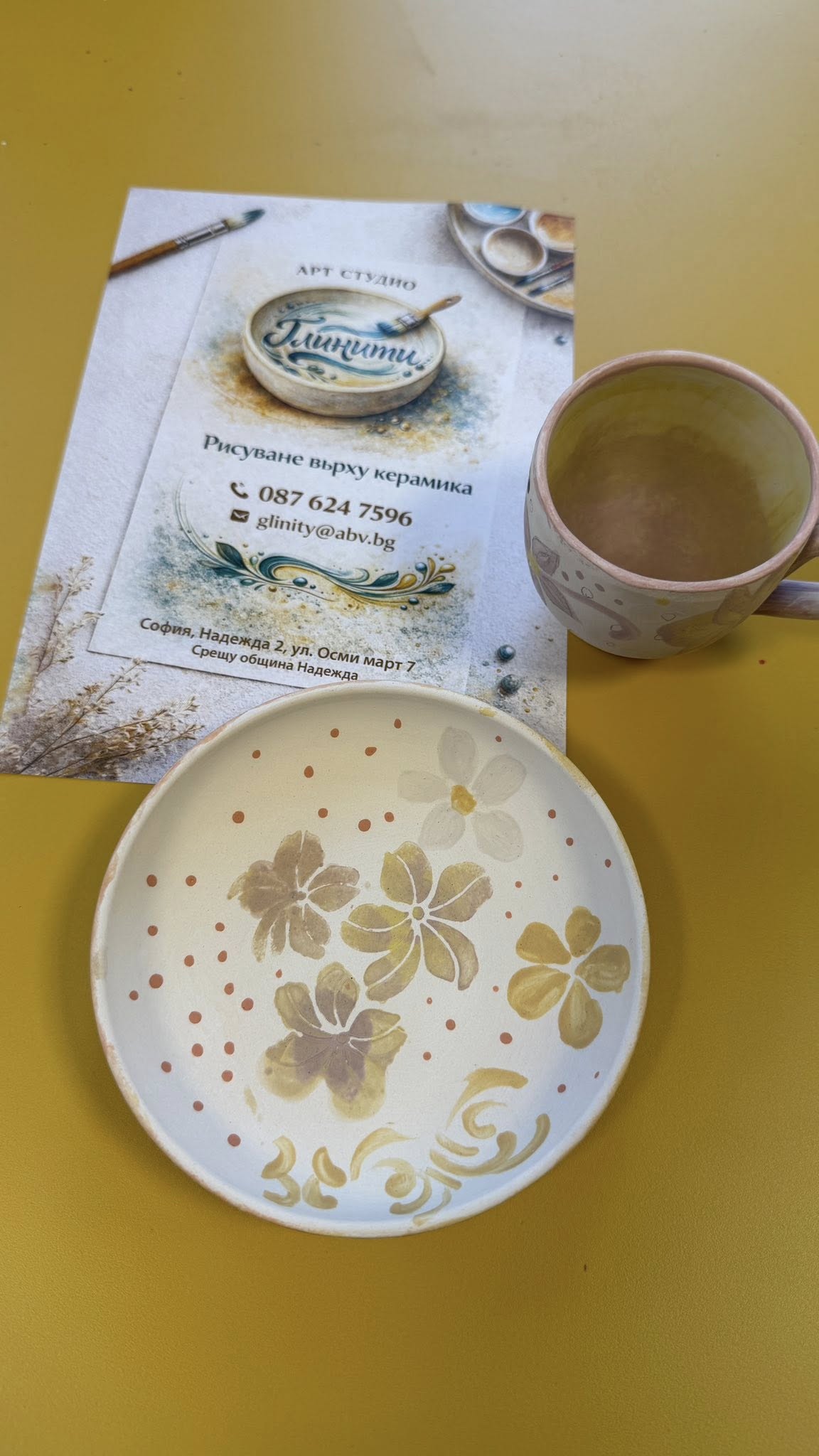 Приятелки се смеят на вечер Вино и рисуване на свещи