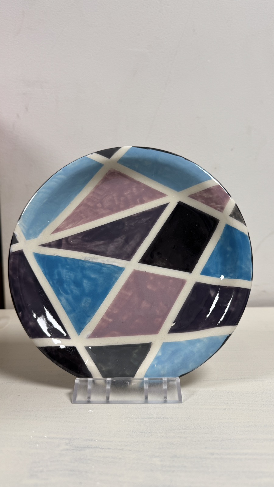 Ръце държат току-що изрисувана купичка в шалфе и пудра