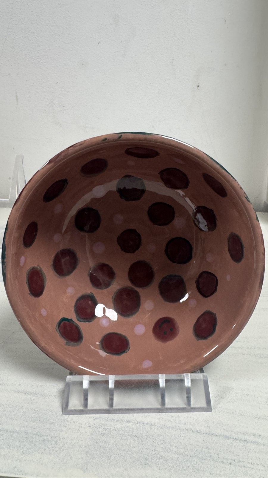 Работното място на художник — четки, палитри и полурисувана чаша